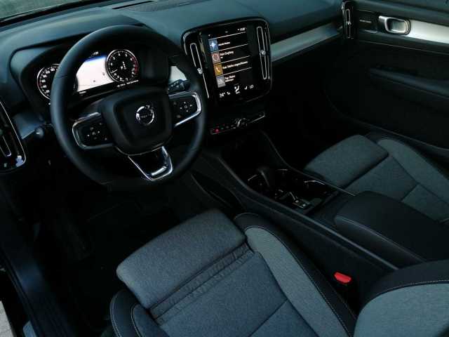 Volvo  T2 2WD Plus Dark, Navi, Kamera uvm.