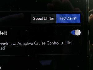 Volvo  B4 D 2WD Plus Dark