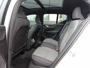 Volvo  T2 2WD Plus Dark, Navi, Kamera uvm.