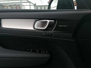 Volvo  T2 2WD Plus Dark, Navi, Kamera uvm.