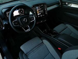 Volvo  T2 2WD Plus Dark, Navi, Kamera uvm.