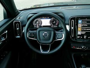Volvo  T2 2WD Plus Dark, Navi, Kamera uvm.