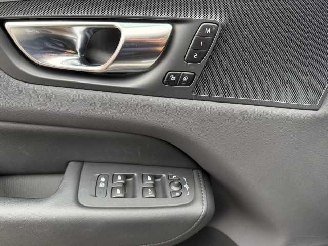 Volvo  B4 Plus Dark 2WD Rückfahrkamera+Navi+LED