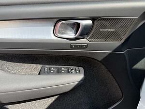 Volvo  T2 Plus Dark 2WD, 360 Grad Kamera, AHK, Panoramadach, H&K