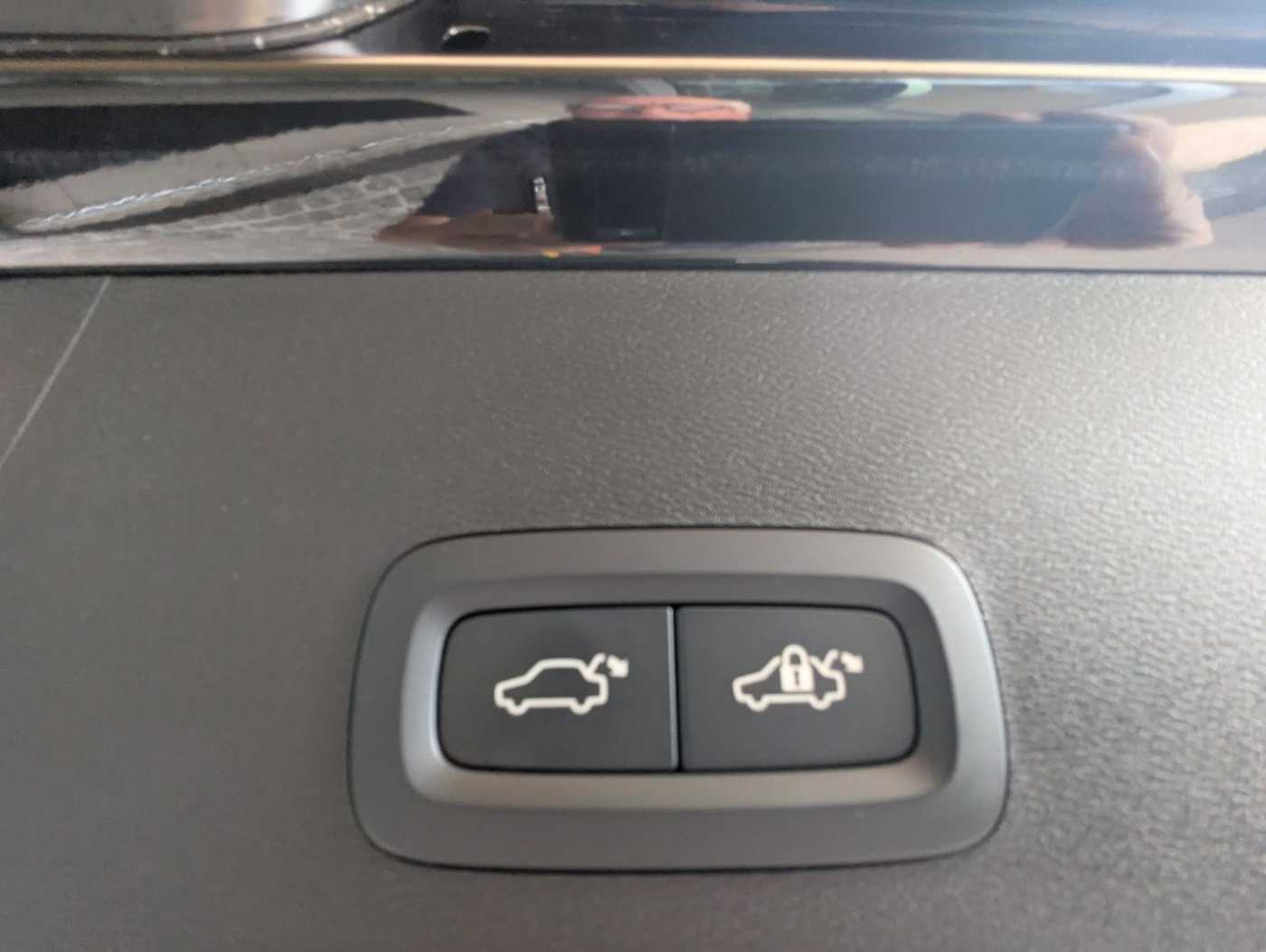 Volvo  B3 Plus Dark