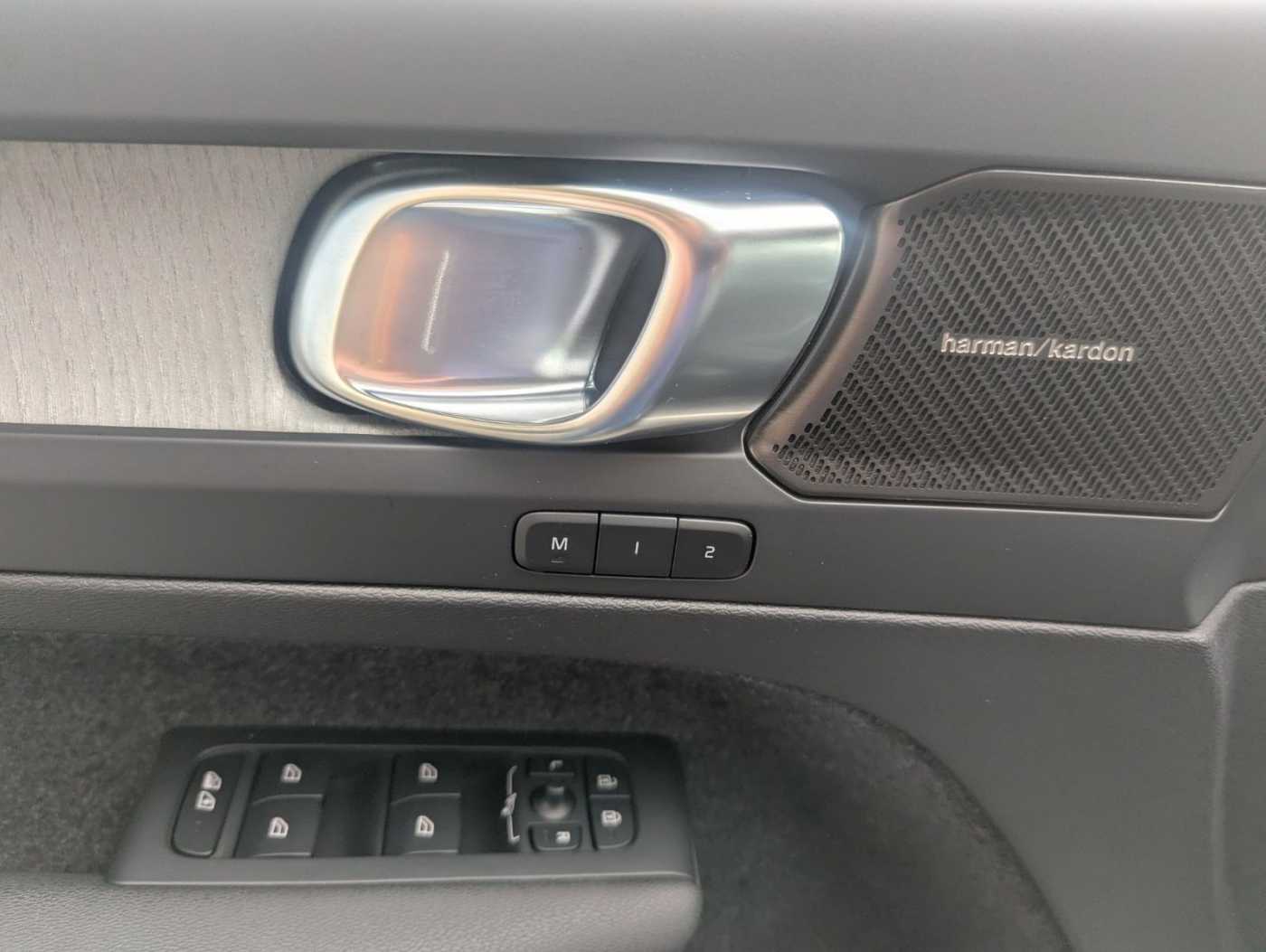 Volvo  B3 Plus Dark