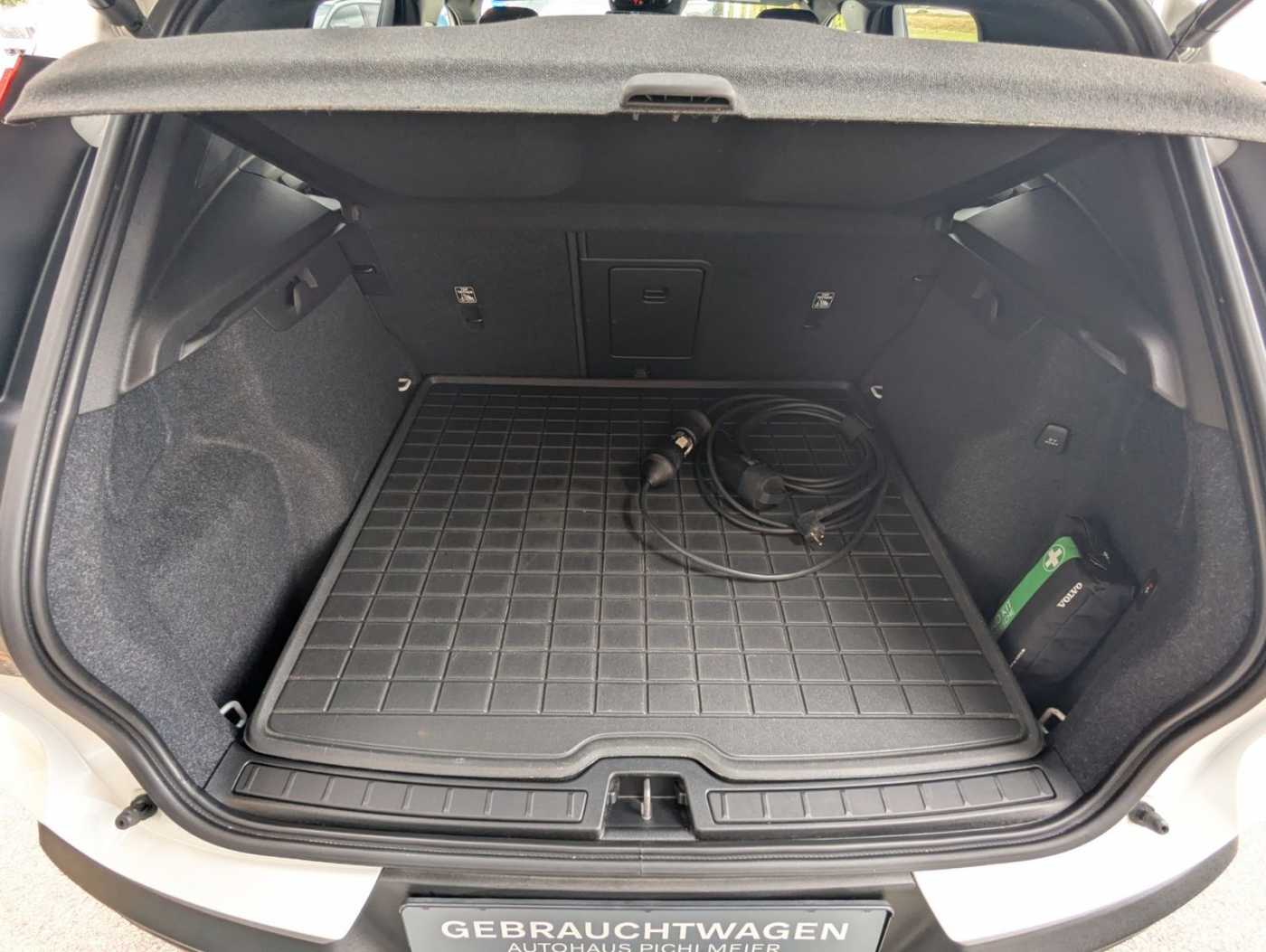 Volvo  Plus Dark Recharge Plug-In Hybrid