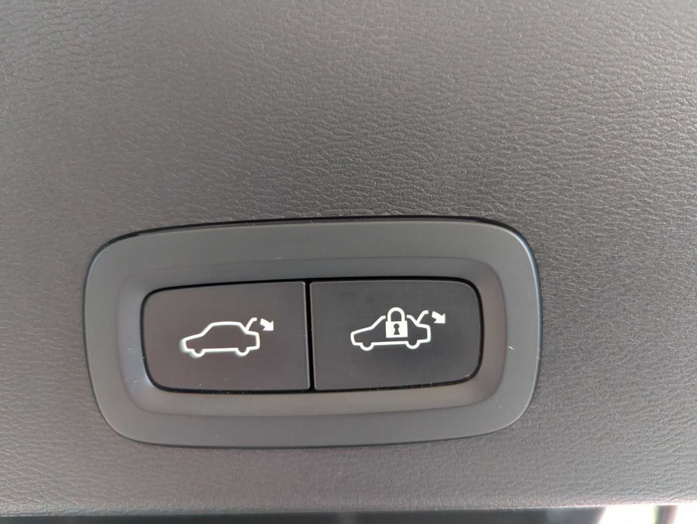 Volvo  Plus Dark Recharge Plug-In Hybrid