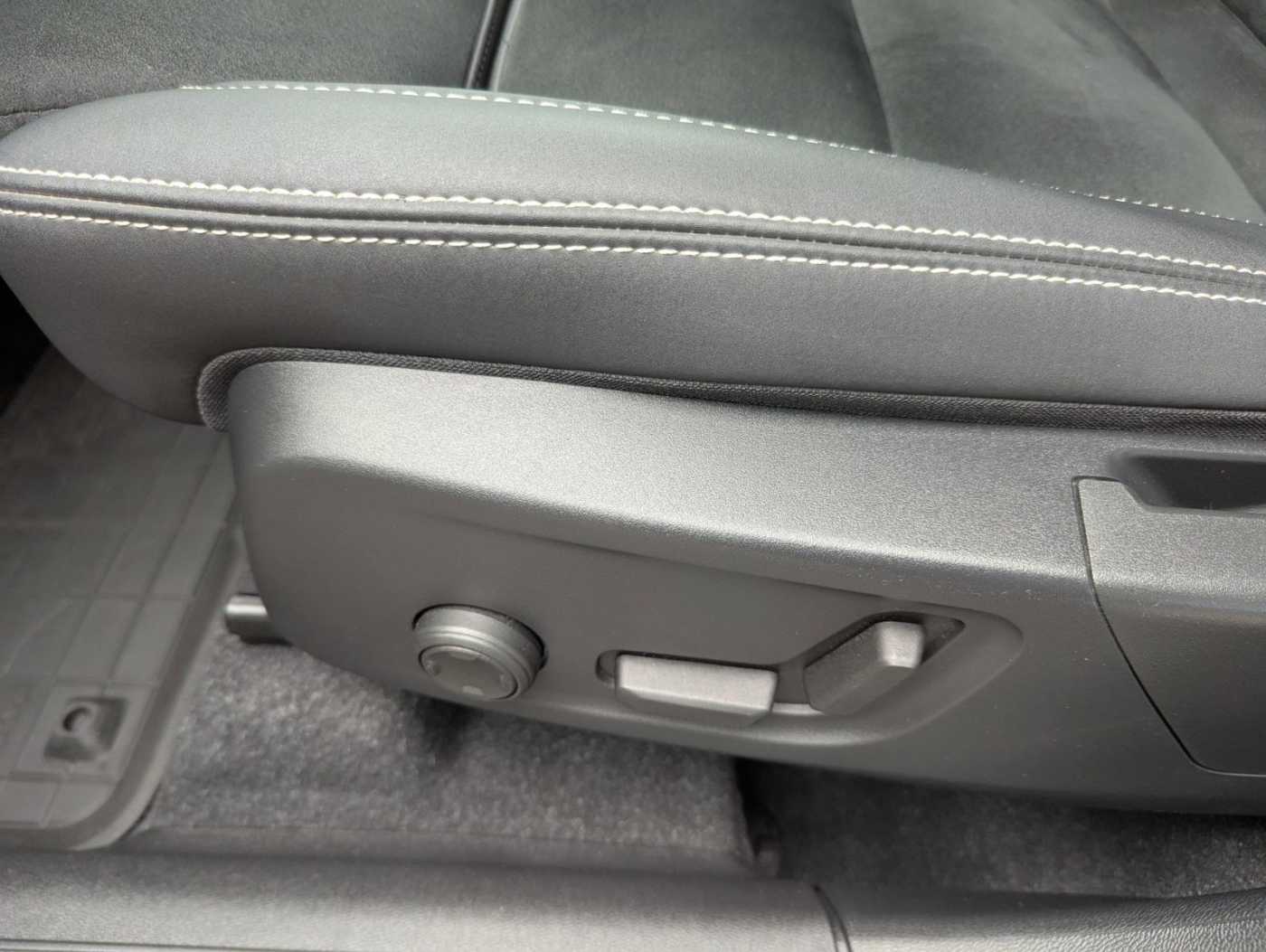Volvo  Plus Dark Recharge Plug-In Hybrid