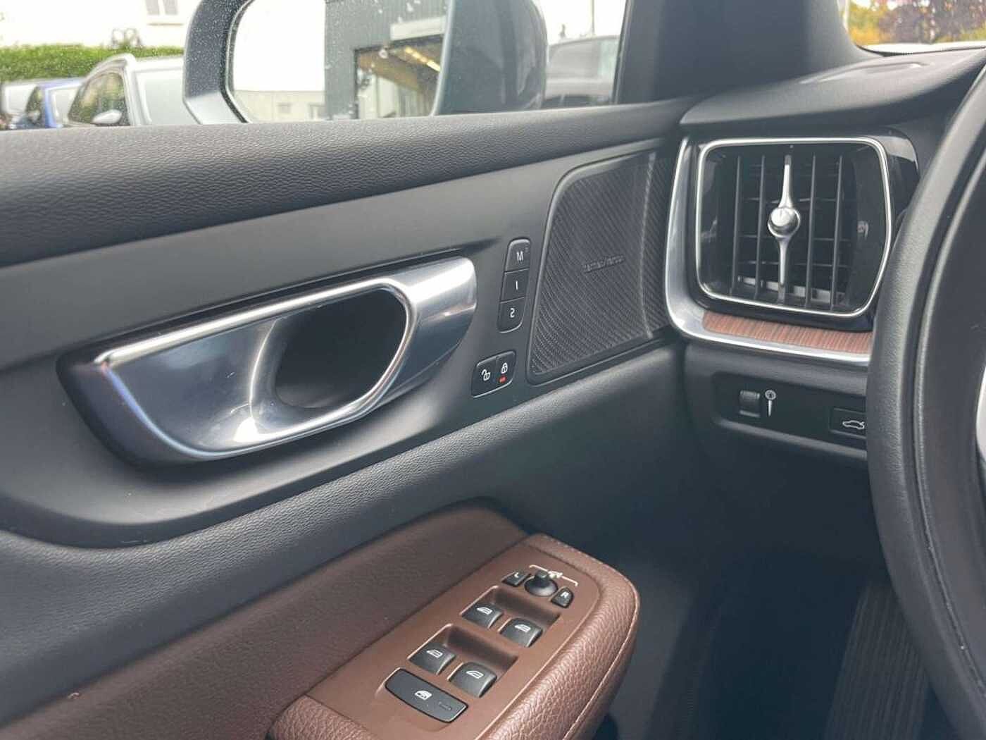 Volvo  B4 D AWD Geartr. Pro+Xenium+Kamera+ACC