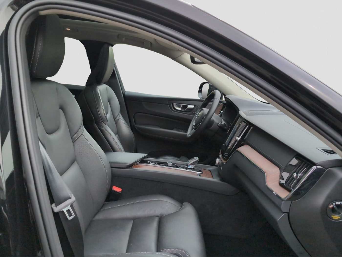 Volvo  +B5+Mild-Hybrid+AWD+GT+Lenkradhzg+Panorama++