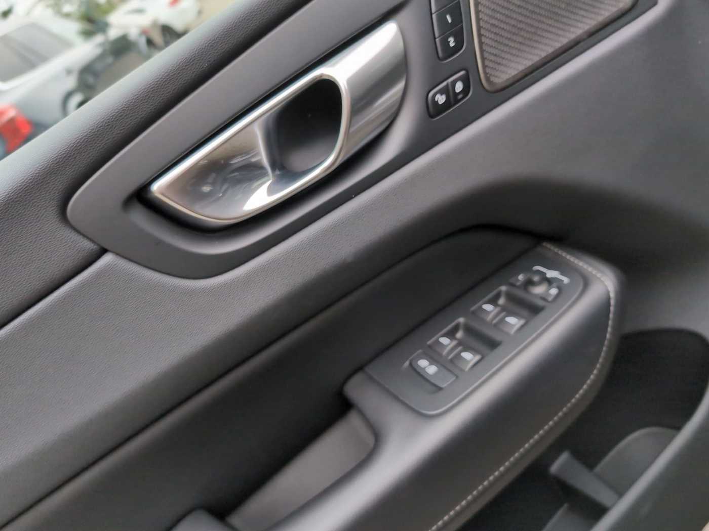 Volvo  +B5+Mild-Hybrid+AWD+GT+Lenkradhzg+Panorama++