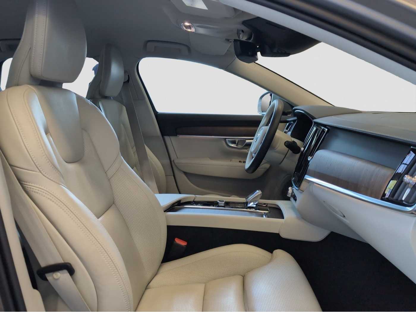 Volvo  +B4+Mild-Hybrid+AWD+GT+Head-Up+AHKsemi+R-Kam+
