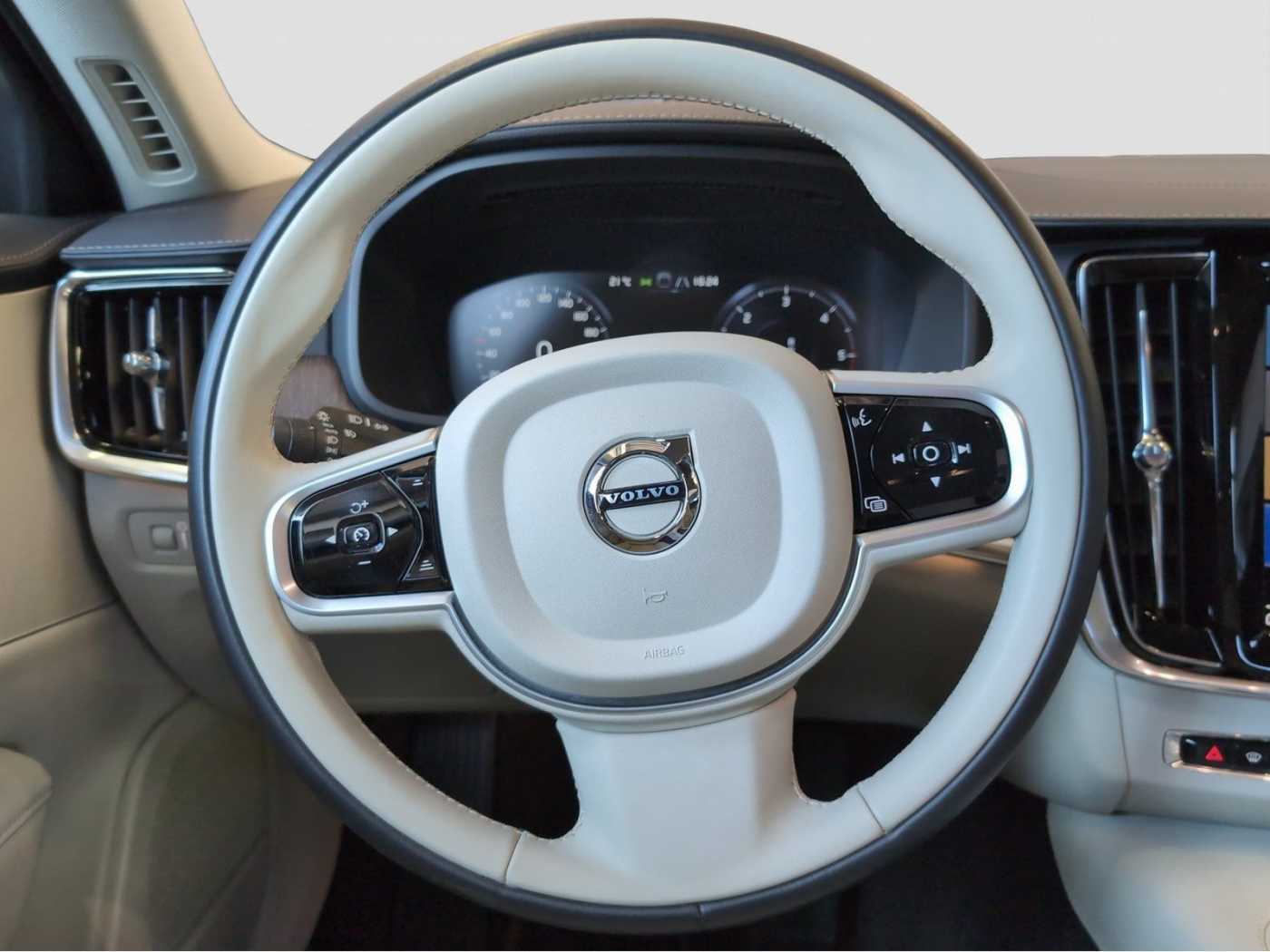 Volvo  +B4+Mild-Hybrid+AWD+GT+Head-Up+AHKsemi+R-Kam+