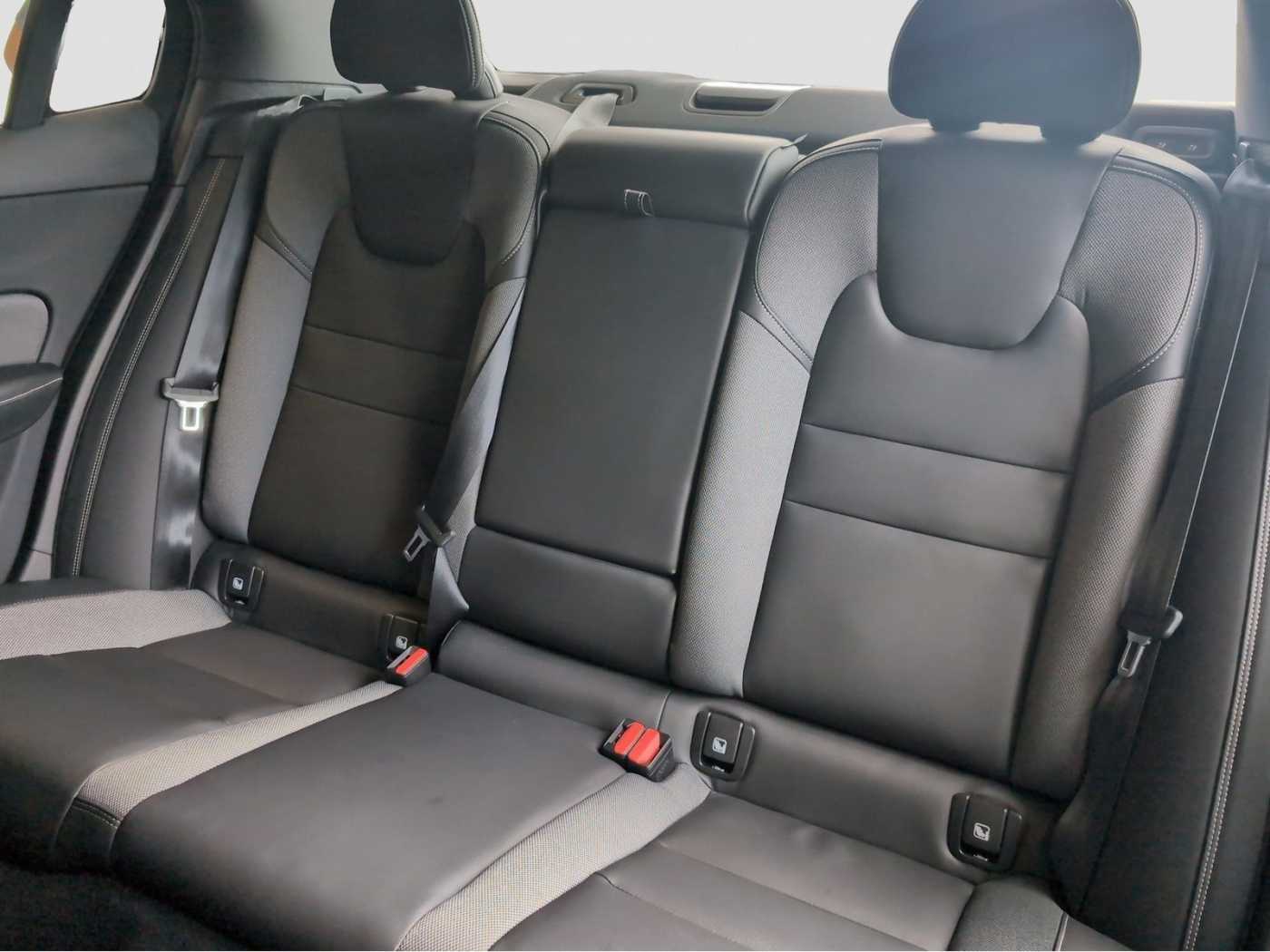 Volvo  +B4+Mild-Hybrid+Benzin+GT+Plus+Dark+Standh. ++