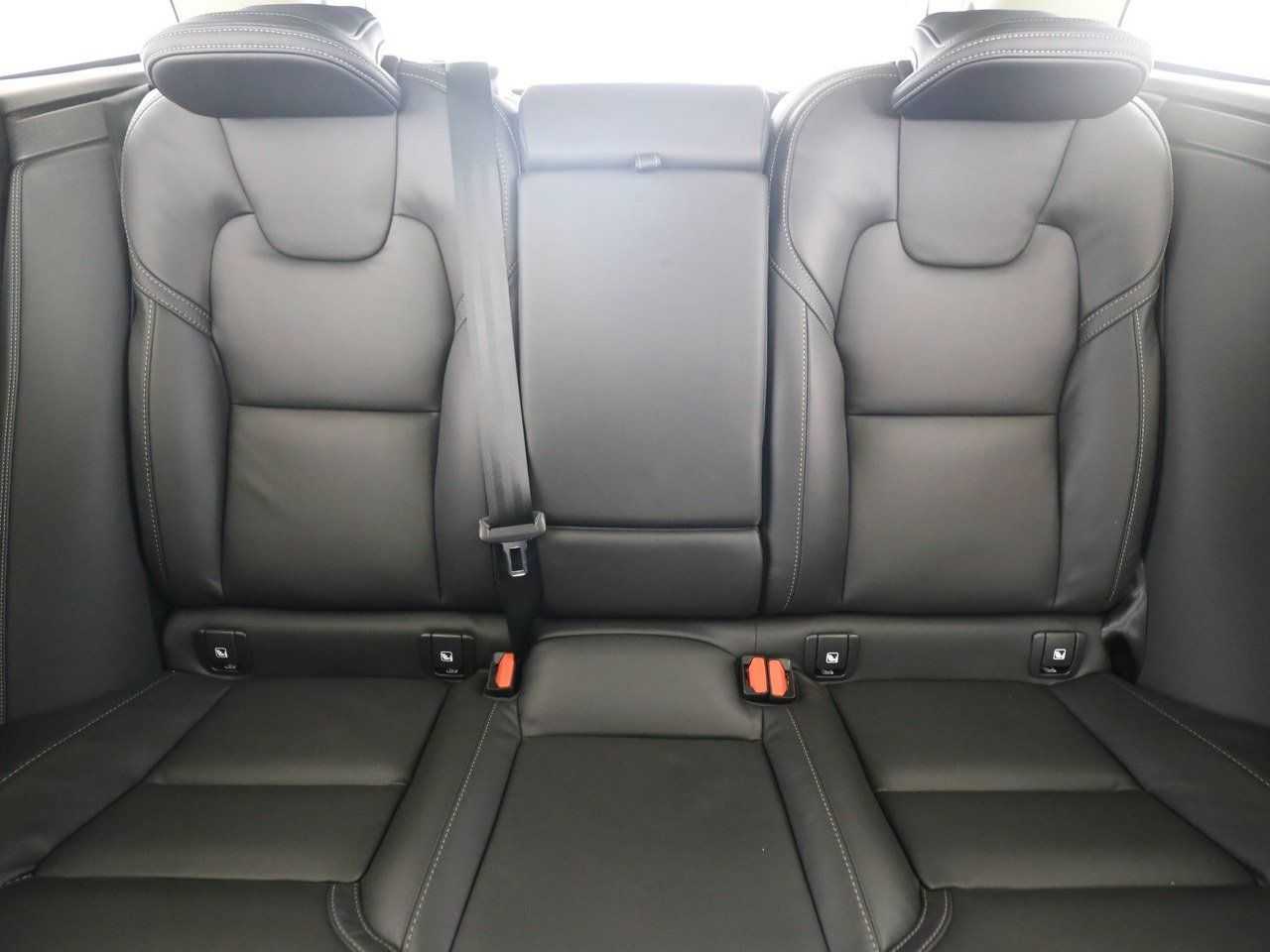Volvo  +B5+AWD+AHKsemi+Panorama+360°Kam+Head-up+PDC