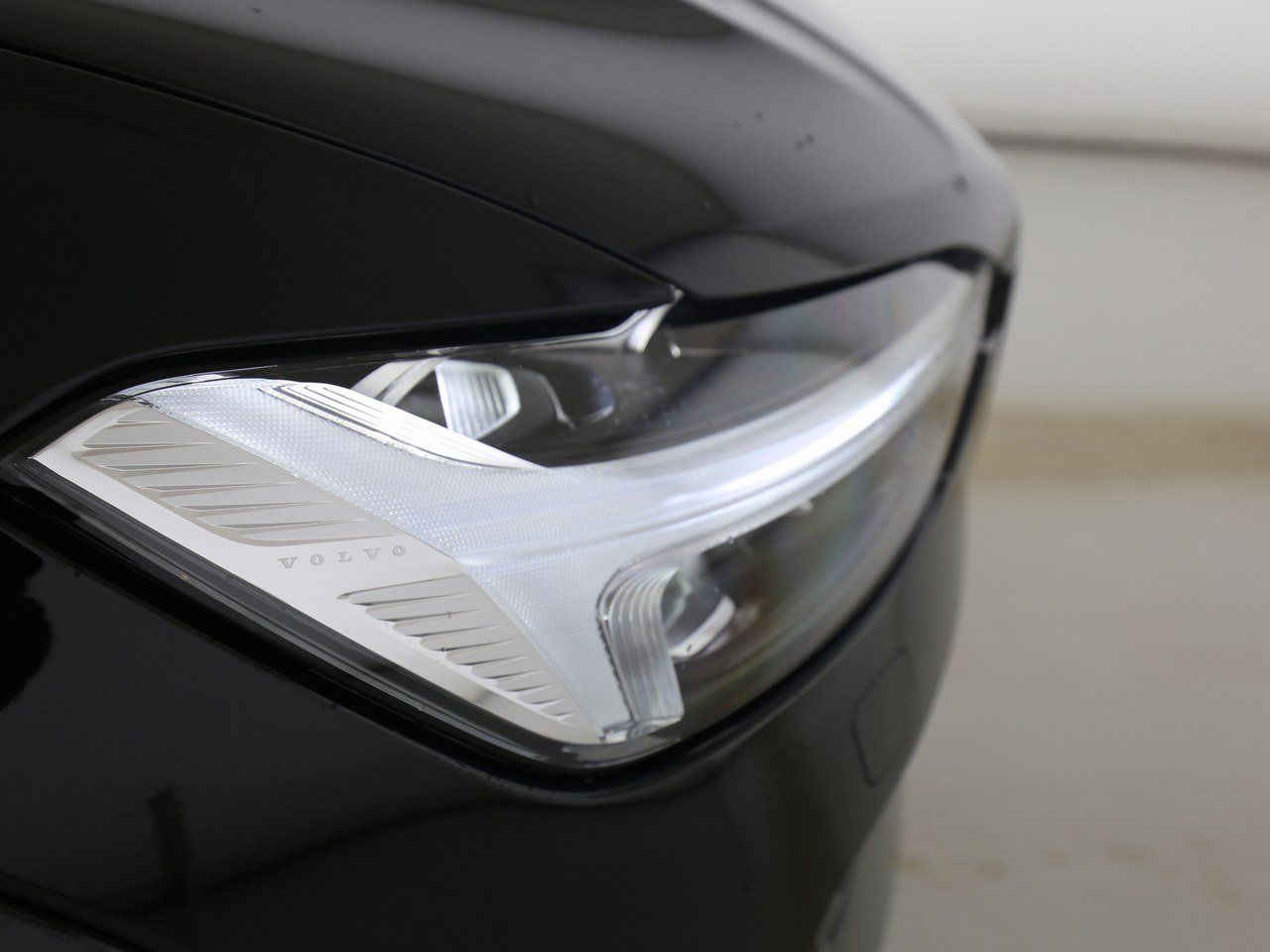 Volvo  +B5+AWD+AHKsemi+Panorama+360°Kam+Head-up+PDC