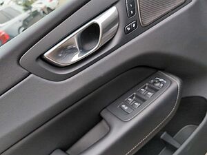 Volvo  +B5+Mild-Hybrid+AWD+GT+Lenkradhzg+Panorama++