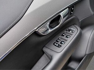 Volvo  +B5+AWD+Mild-Hybrid+Diesel+Ultimate+Dark+7-S