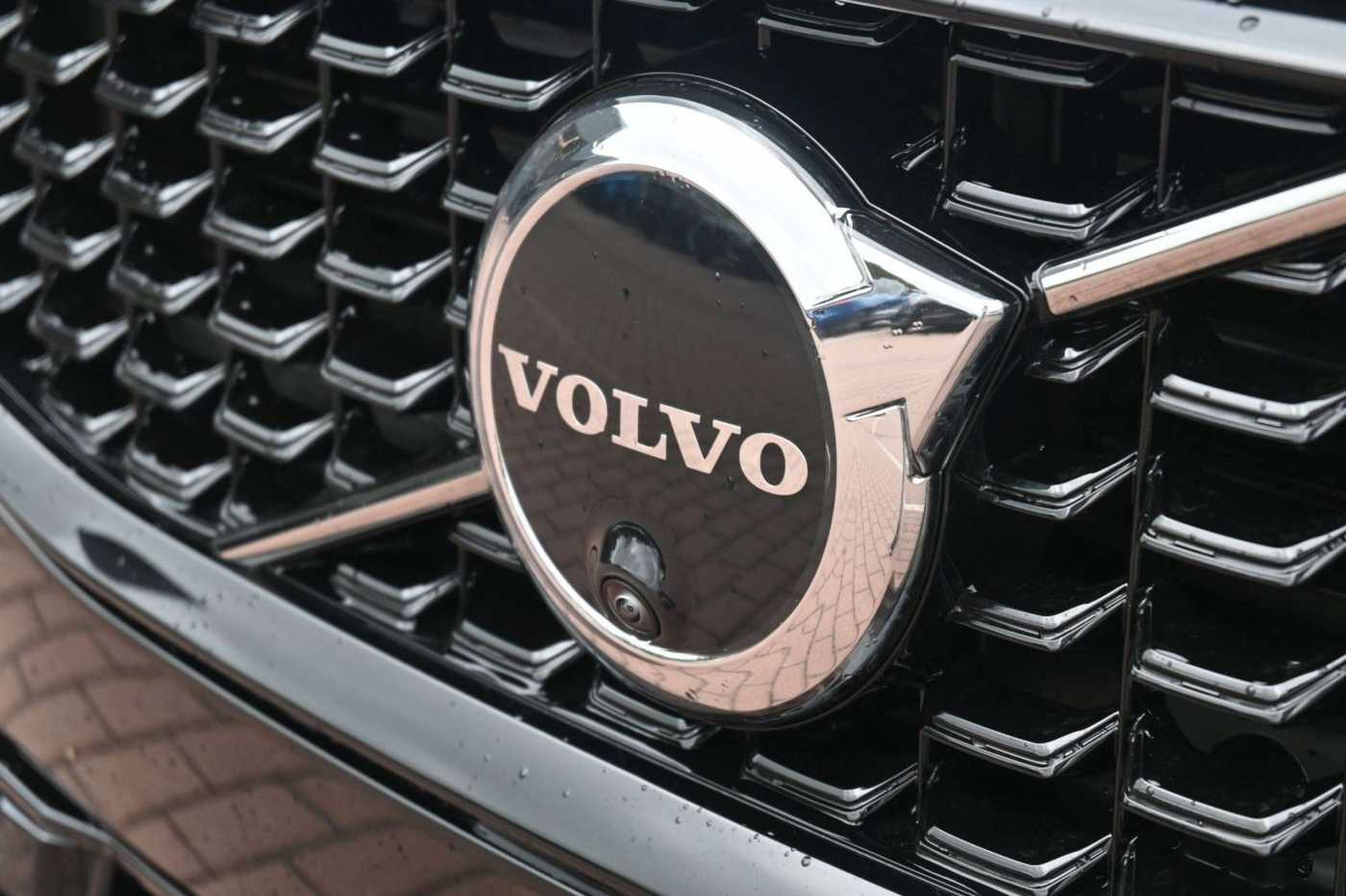 Volvo  B4 Plus Dark*LED*PANO*STHZ*H&K*360*QI*19'