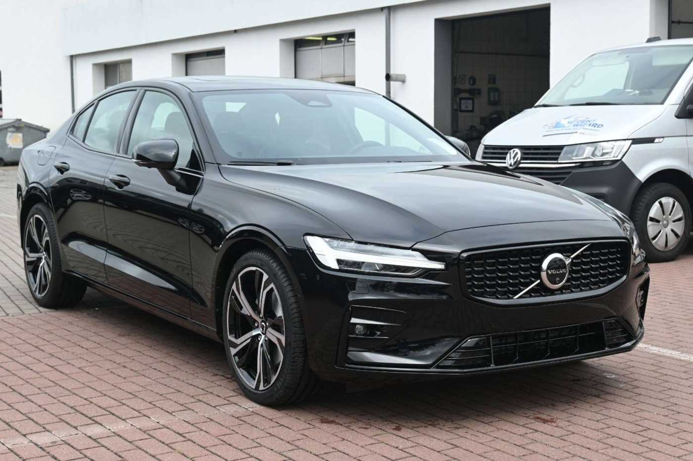 Volvo  B4 Plus Dark*LED*PANO*STHZ*H&K*360*QI*19'