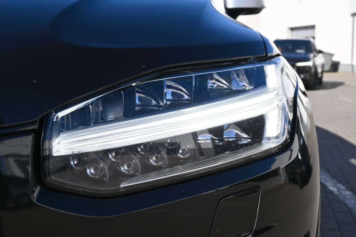 Volvo  D5 AWD R-Design*LUFT*7-Si*PANO*B&W*STHZ*HUD
