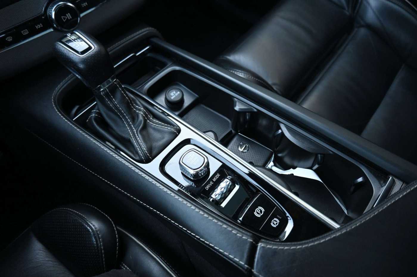 Volvo  D5 AWD R-Design*LUFT*7-Si*PANO*B&W*STHZ*HUD