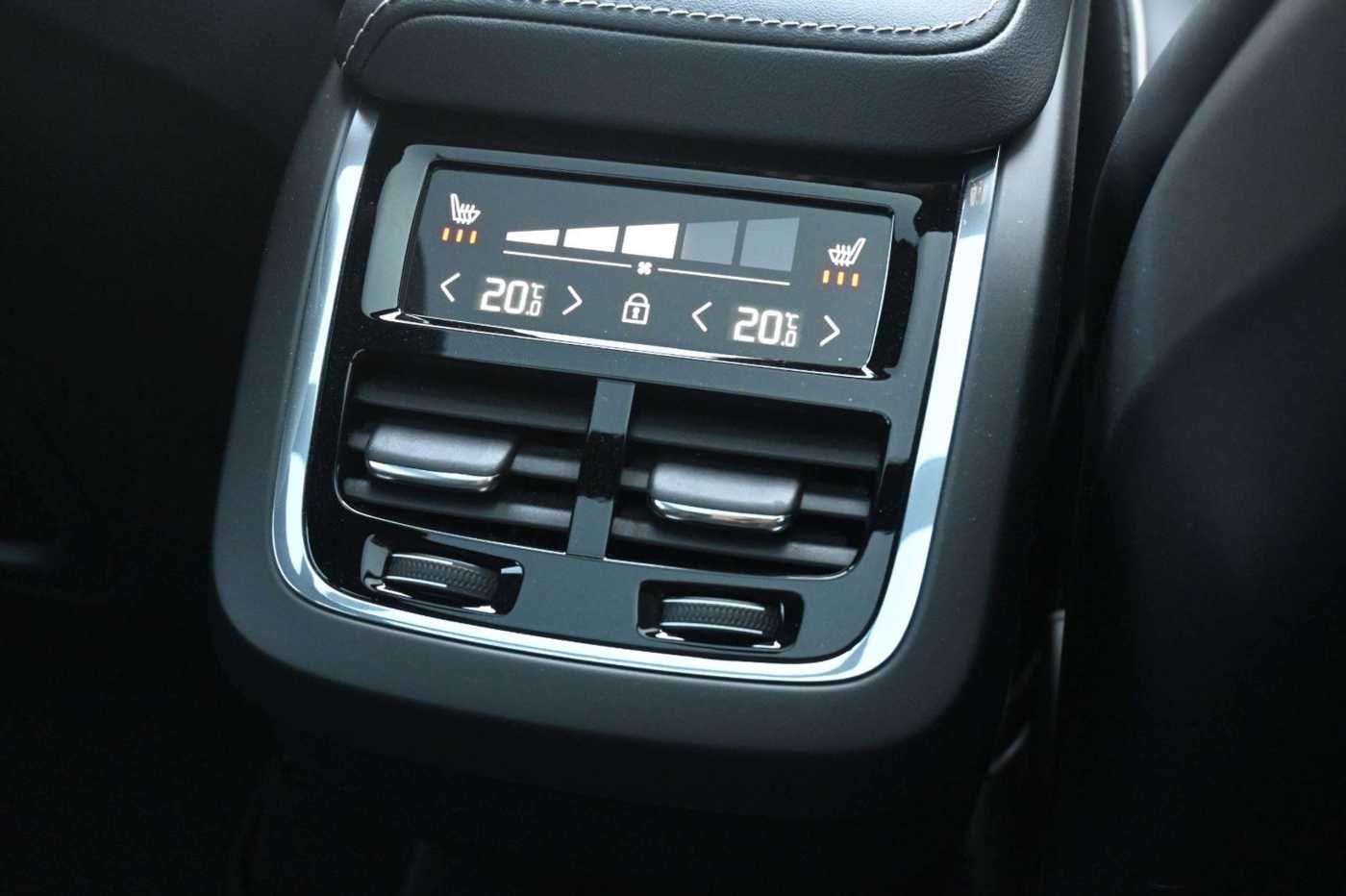 Volvo  B4 AWD Ultimate Dark*LED*PANO*LUFT*STHZ*H&K