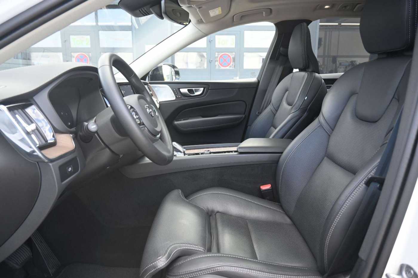 Volvo  B4D AWD Ultimate Dark*LUFT*HUD*B&W*AHK*360°