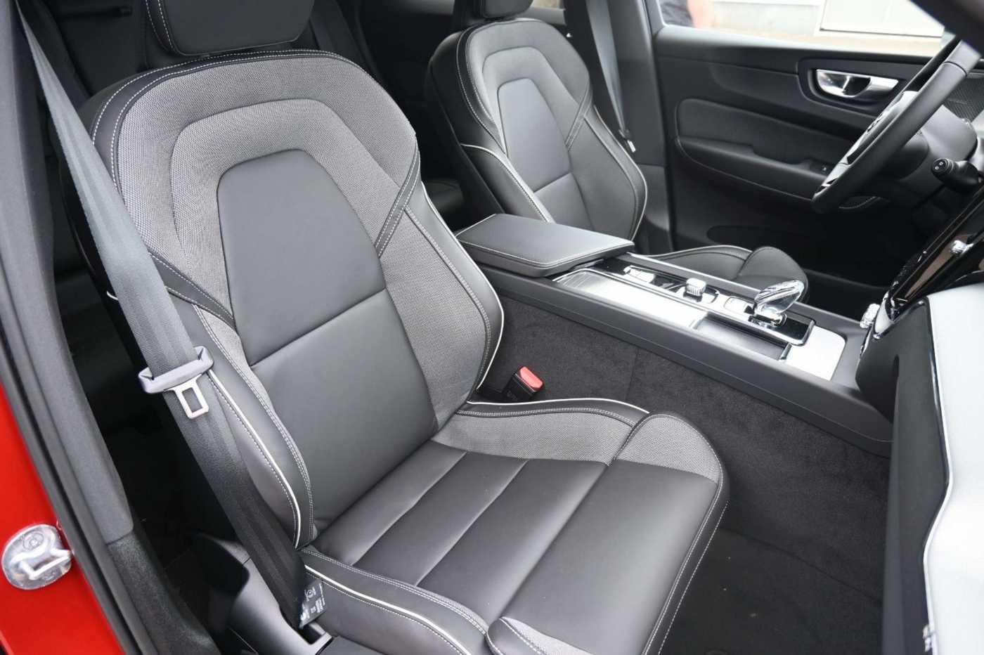 Volvo  B4 D AWD Black *H&K*STDHZG*360°*ACC