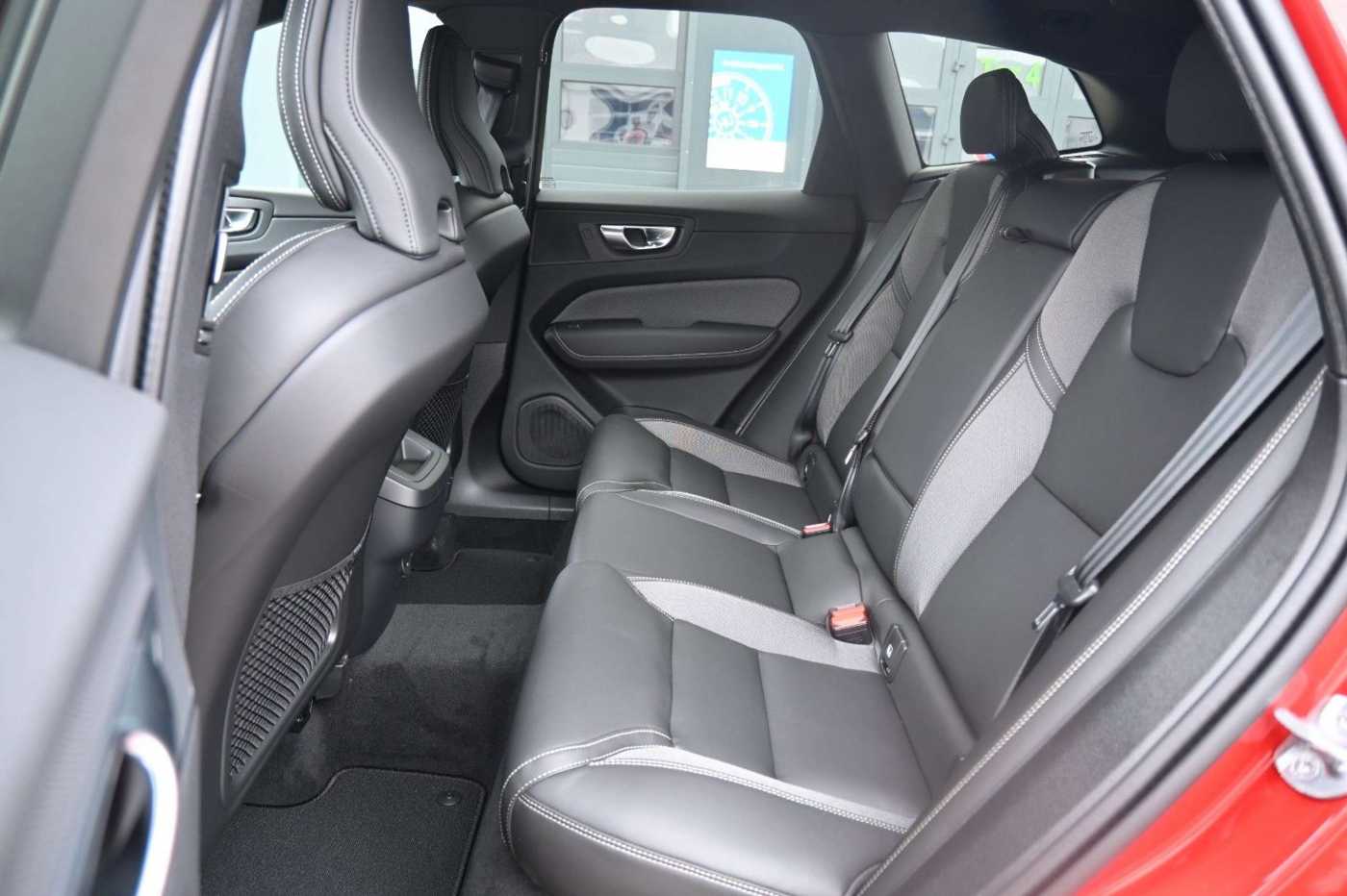 Volvo  B4 D AWD Black *H&K*STDHZG*360°*ACC