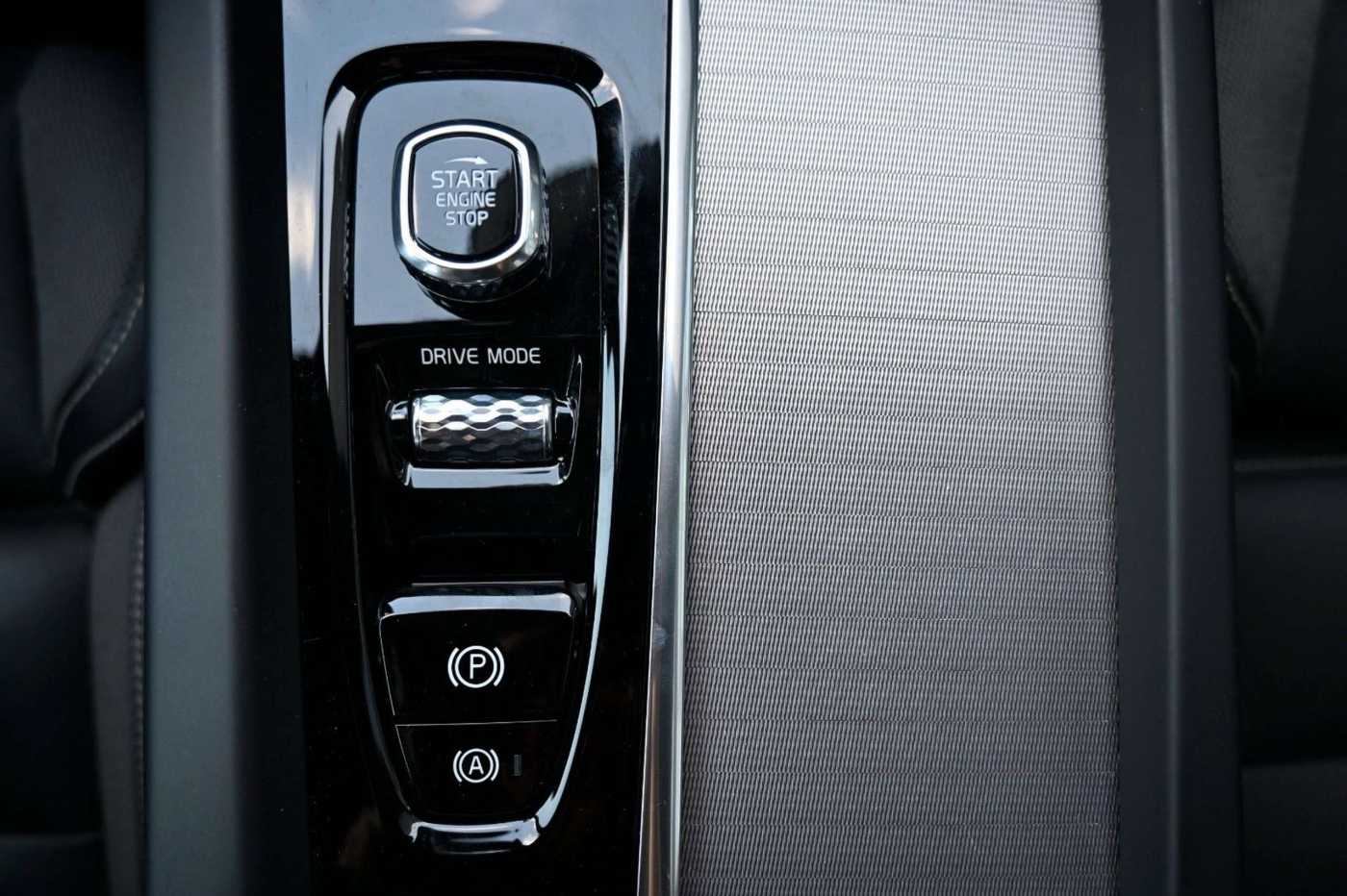 Volvo  B4 R-Design*LED*H&K*360*STHZ*21'