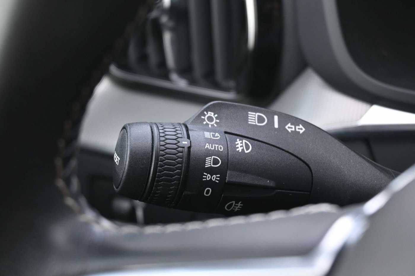 Volvo  B4 R-Design*LED*H&K*360*STHZ*21'