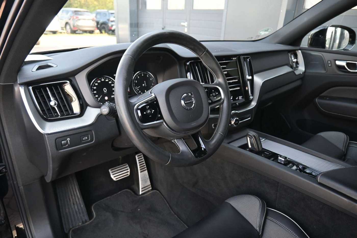 Volvo  B4 R-Design*LED*H&K*360*STHZ*21'