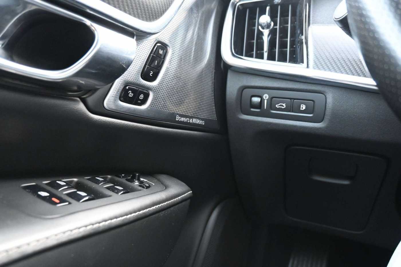 Volvo  Lim. R-Design Plug-In Hyb. AWD*B&W*LUFT*MASS*
