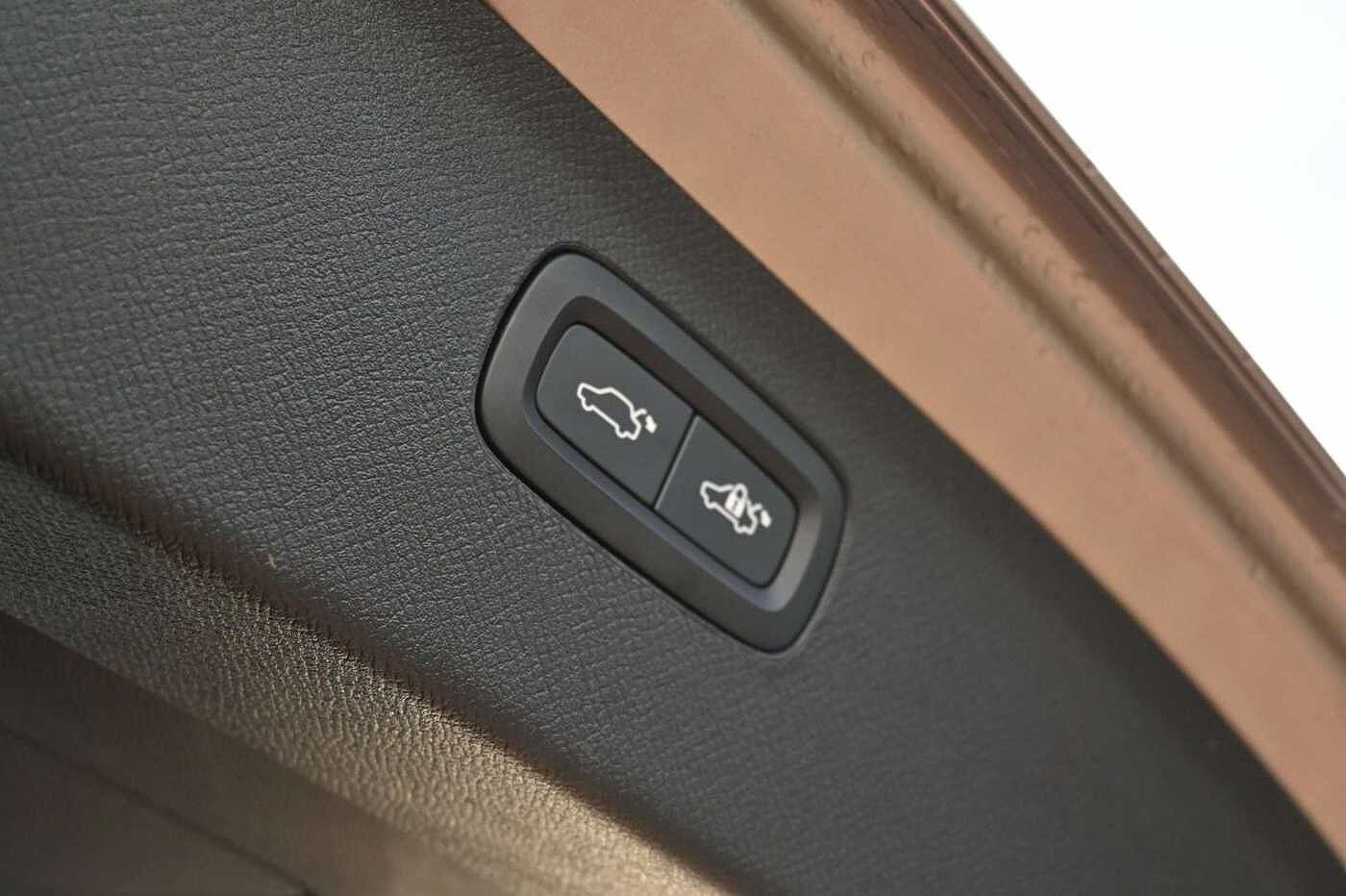 Volvo  Ultimate Dark Recharge Plug-In Hybrid AWD