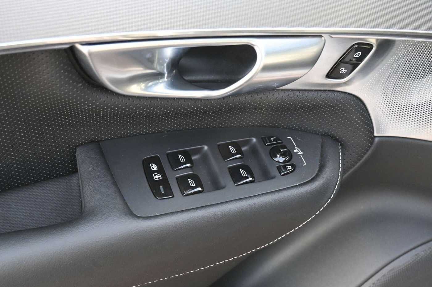 Volvo  Ultimate Dark Recharge Plug-In Hybrid AWD