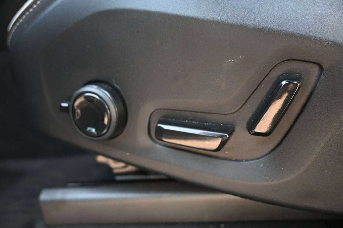 Volvo  Ultimate Dark Recharge Plug-In Hybrid AWD