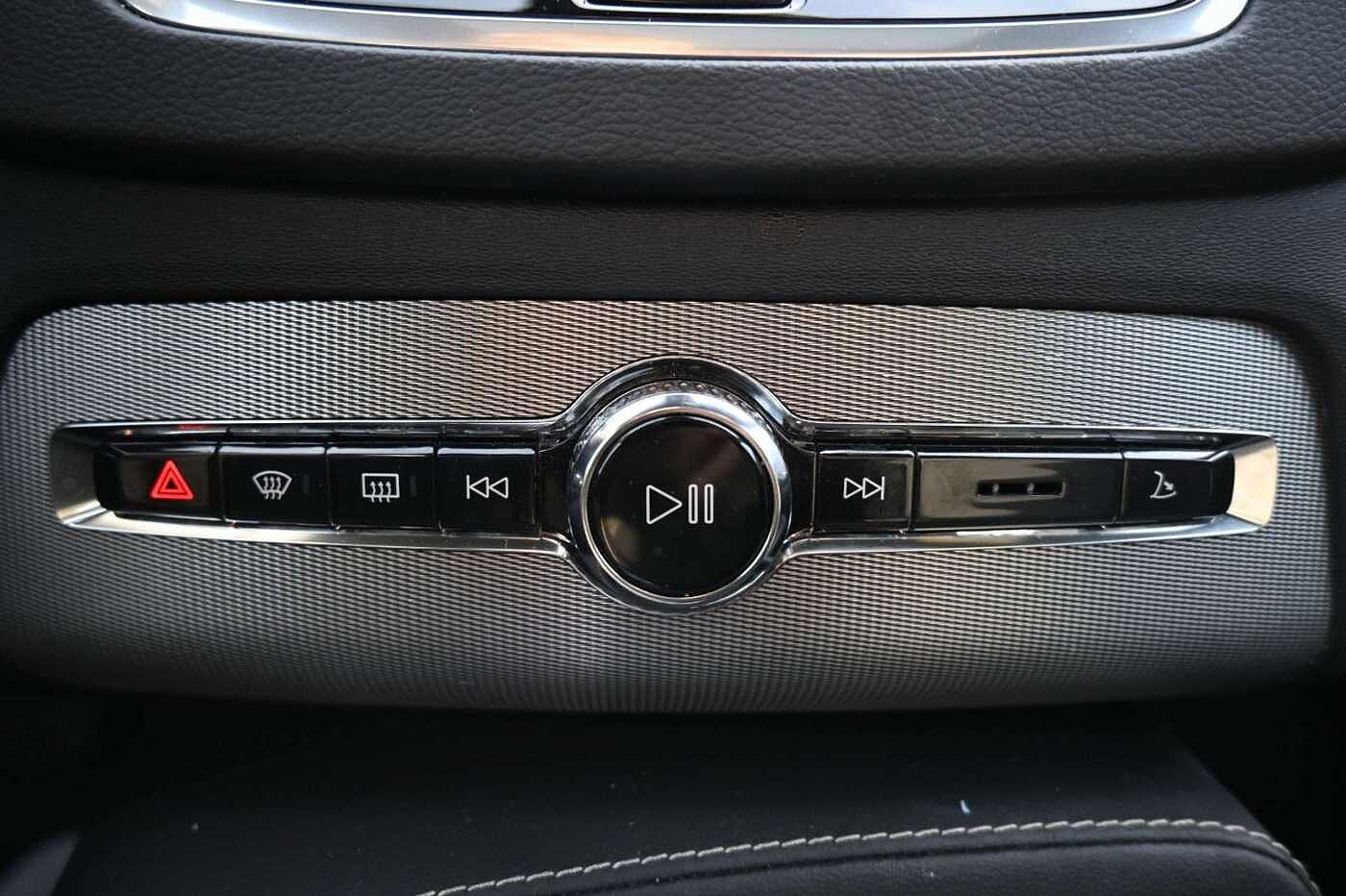 Volvo  Ultimate Dark Recharge Plug-In Hybrid AWD