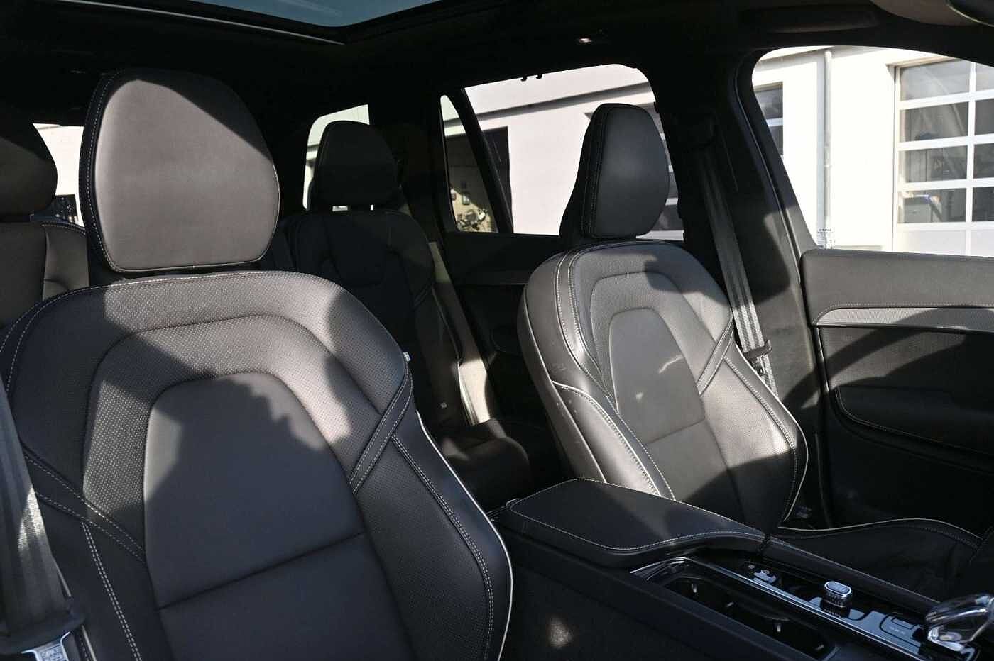 Volvo  Ultimate Dark Recharge Plug-In Hybrid AWD