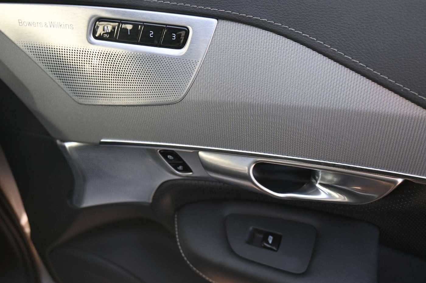 Volvo  Ultimate Dark Recharge Plug-In Hybrid AWD