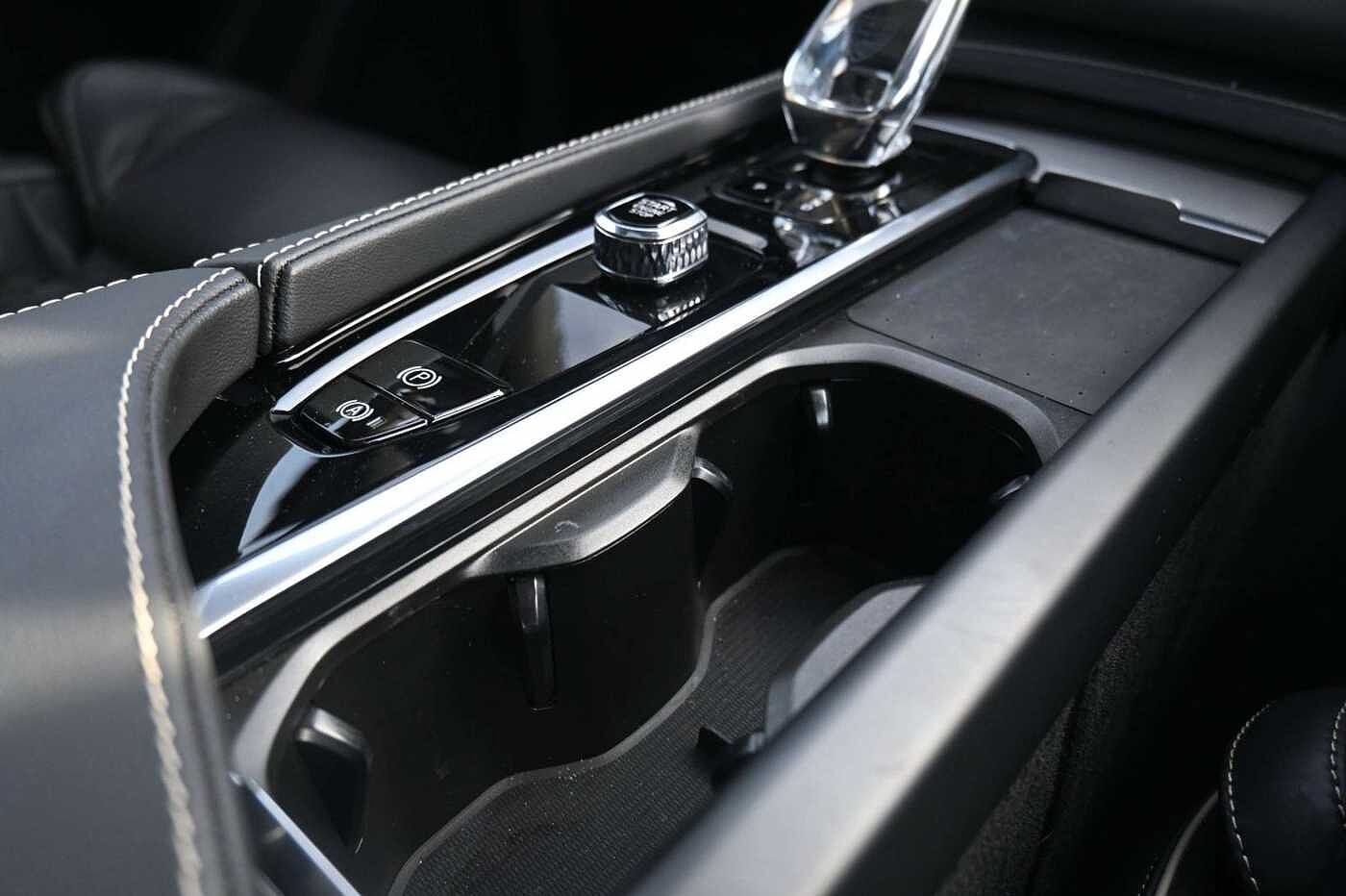 Volvo  Ultimate Dark Recharge Plug-In Hybrid AWD