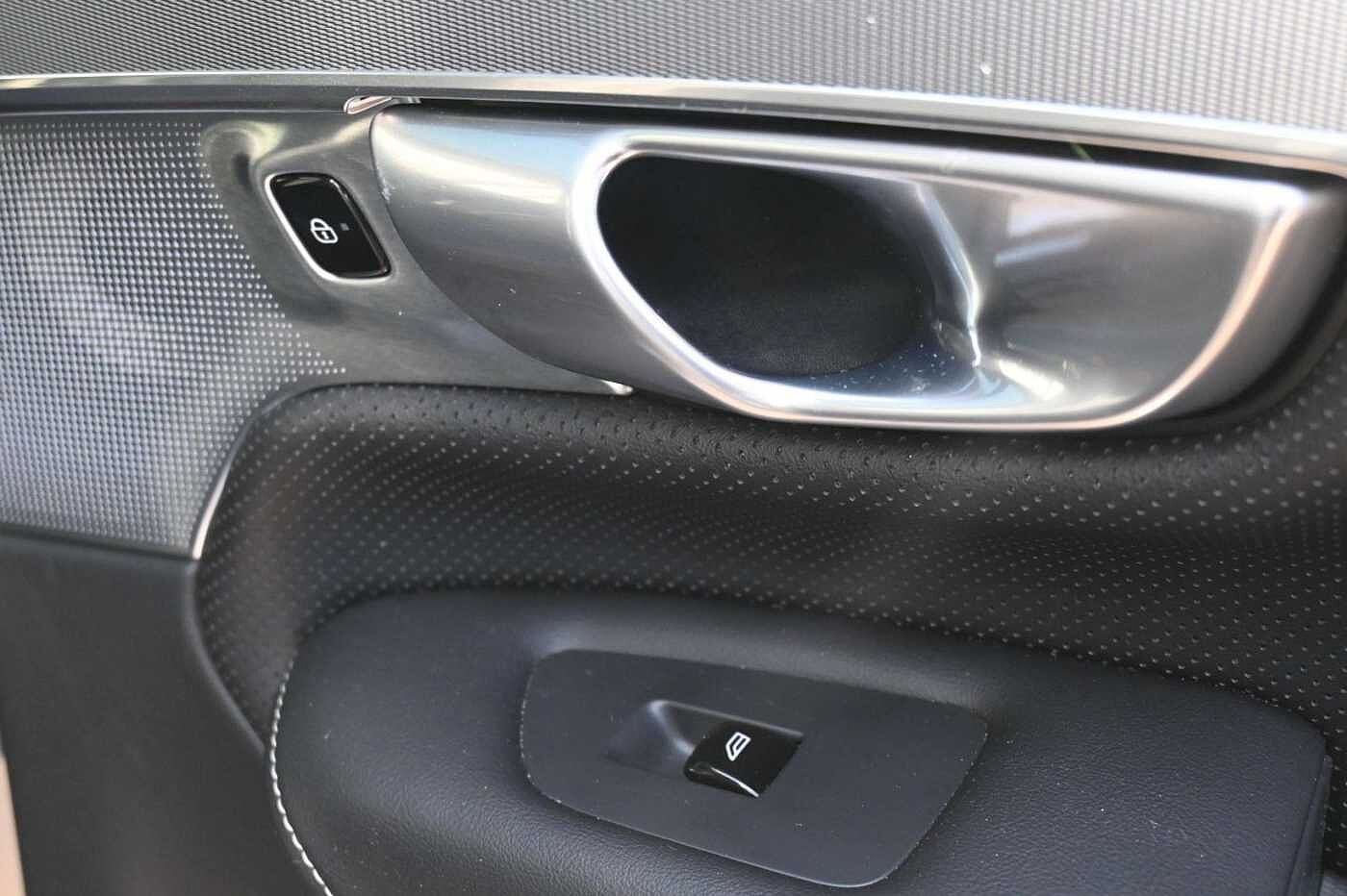 Volvo  Ultimate Dark Recharge Plug-In Hybrid AWD