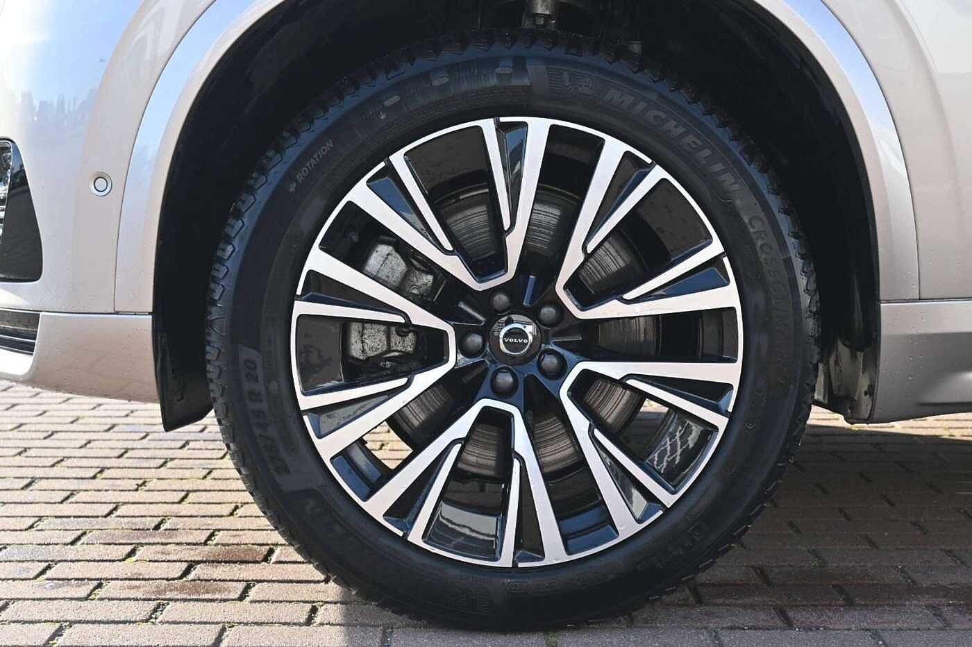 Volvo  Ultimate Dark Recharge Plug-In Hybrid AWD