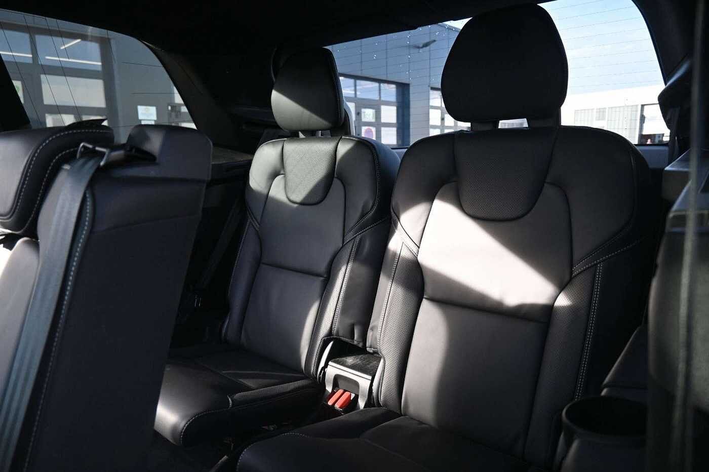 Volvo  Ultimate Dark Recharge Plug-In Hybrid AWD