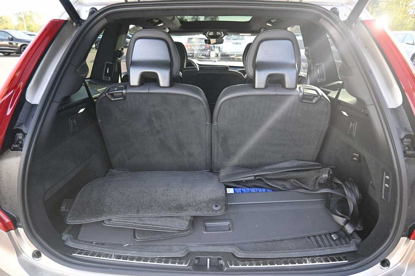 Volvo  Ultimate Dark Recharge Plug-In Hybrid AWD