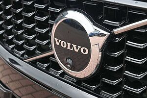 Volvo  B4 Plus Dark*LED*PANO*STHZ*H&K*360*QI*19'