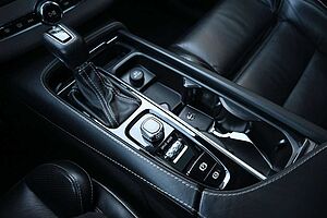Volvo  D5 AWD R-Design*LUFT*7-Si*PANO*B&W*STHZ*HUD