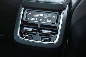 Volvo  B4 AWD Ultimate Dark*LED*PANO*LUFT*STHZ*H&K