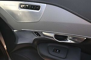 Volvo  Ultimate Dark Recharge Plug-In Hybrid AWD